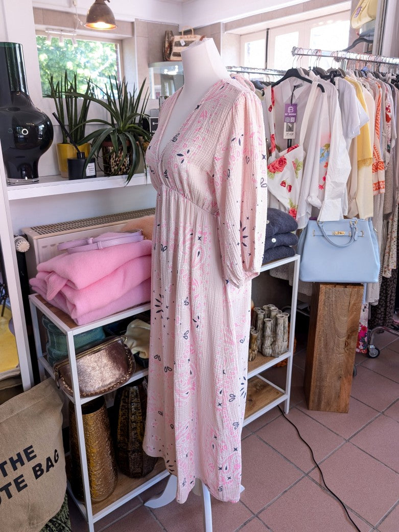 Bring' Farbe ins Leben mit unserem wunderschönen floralen Mousselin Midi Kleid mit Kurzarm im Kujten Stil. Sehr schöne frische und feminine Note!