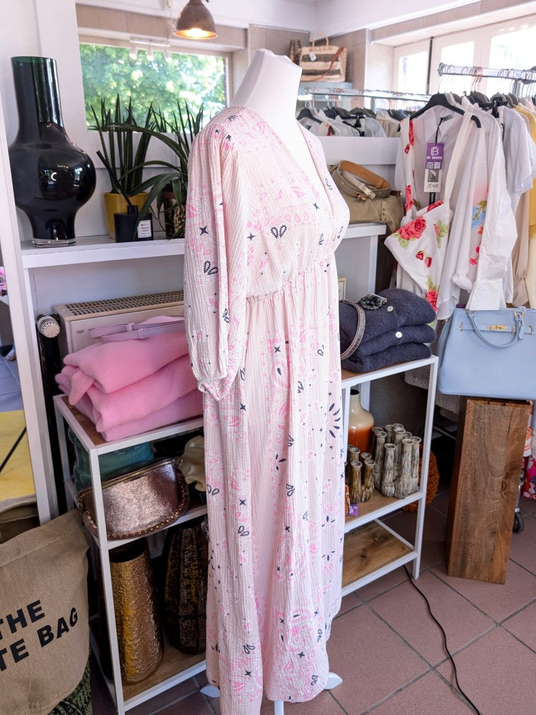 Bring' Farbe ins Leben mit unserem wunderschönen floralen Mousselin Midi Kleid mit Kurzarm im Kujten Stil. Sehr schöne frische und feminine Note!
