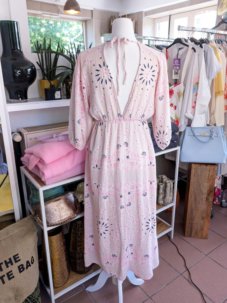 Bring' Farbe ins Leben mit unserem wunderschönen floralen Mousselin Midi Kleid mit Kurzarm im Kujten Stil. Sehr schöne frische und feminine Note!