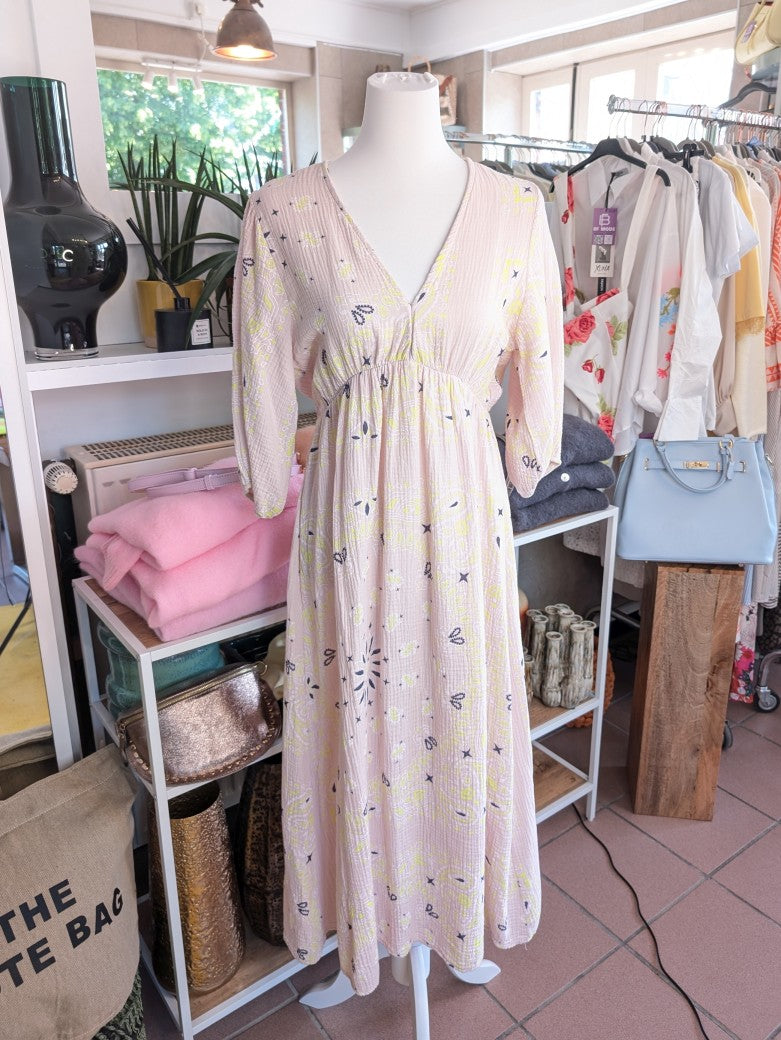 Bring' Farbe ins Leben mit unserem wunderschönen floralen Mousselin Maxi Kleid mit Kurzarm im Kujten Stil. Sehr schöne frische und feminine Note!