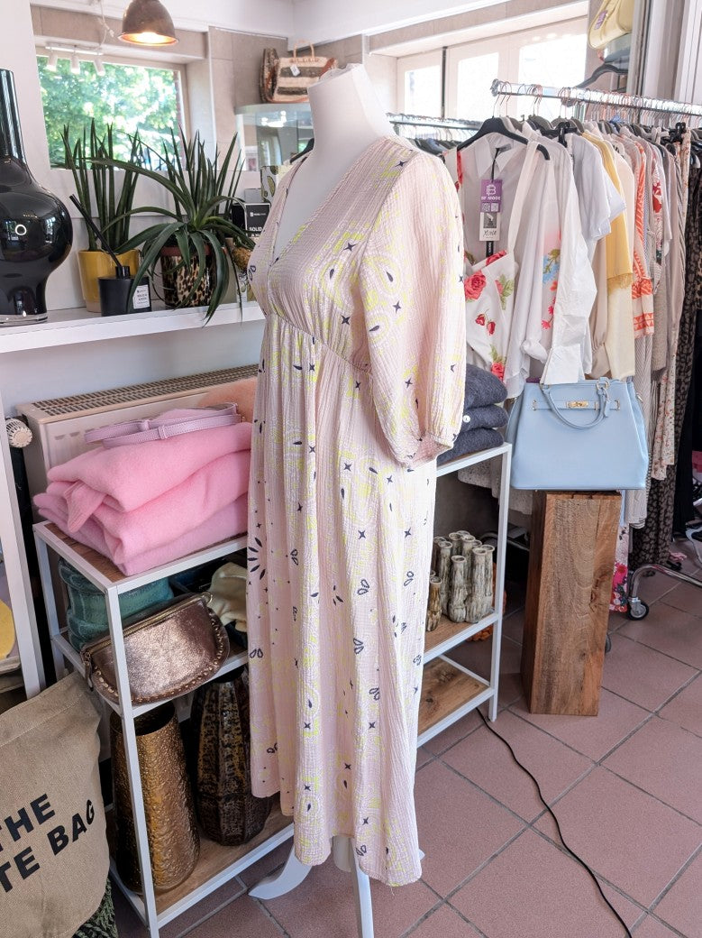 Bring' Farbe ins Leben mit unserem wunderschönen floralen Mousselin Maxi Kleid mit Kurzarm im Kujten Stil. Sehr schöne frische und feminine Note!