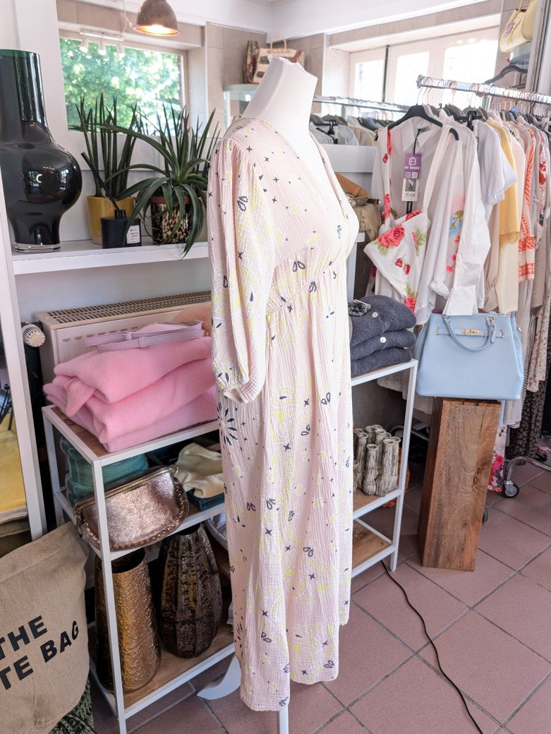 Bring' Farbe ins Leben mit unserem wunderschönen floralen Mousselin Maxi Kleid mit Kurzarm im Kujten Stil. Sehr schöne frische und feminine Note!