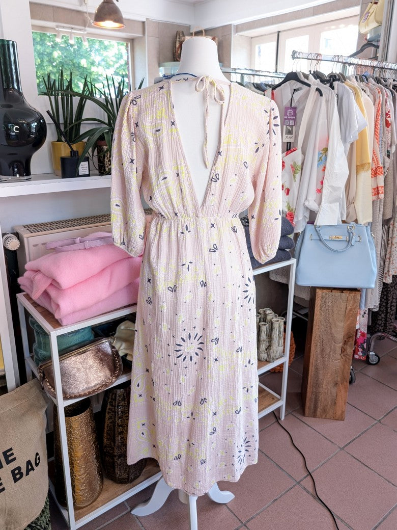 Bring' Farbe ins Leben mit unserem wunderschönen floralen Mousselin Maxi Kleid mit Kurzarm im Kujten Stil. Sehr schöne frische und feminine Note!