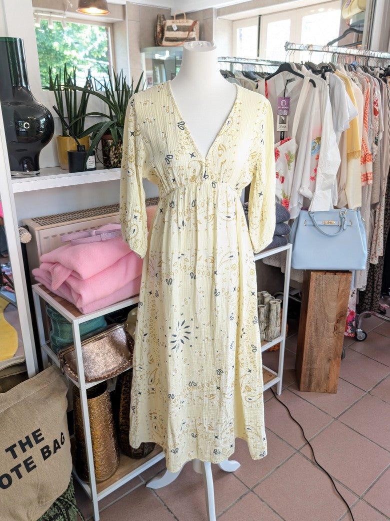 Bring' Farbe ins Leben mit unserem wunderschönen floralen Mousselin Maxi Kleid mit Kurzarm im Kujten Stil. Sehr schöne frische und feminine Note!