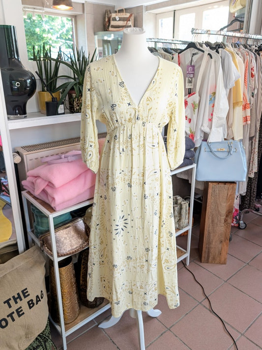 Bring' Farbe ins Leben mit unserem wunderschönen floralen Mousselin Maxi Kleid mit Kurzarm im Kujten Stil. Sehr schöne frische und feminine Note!