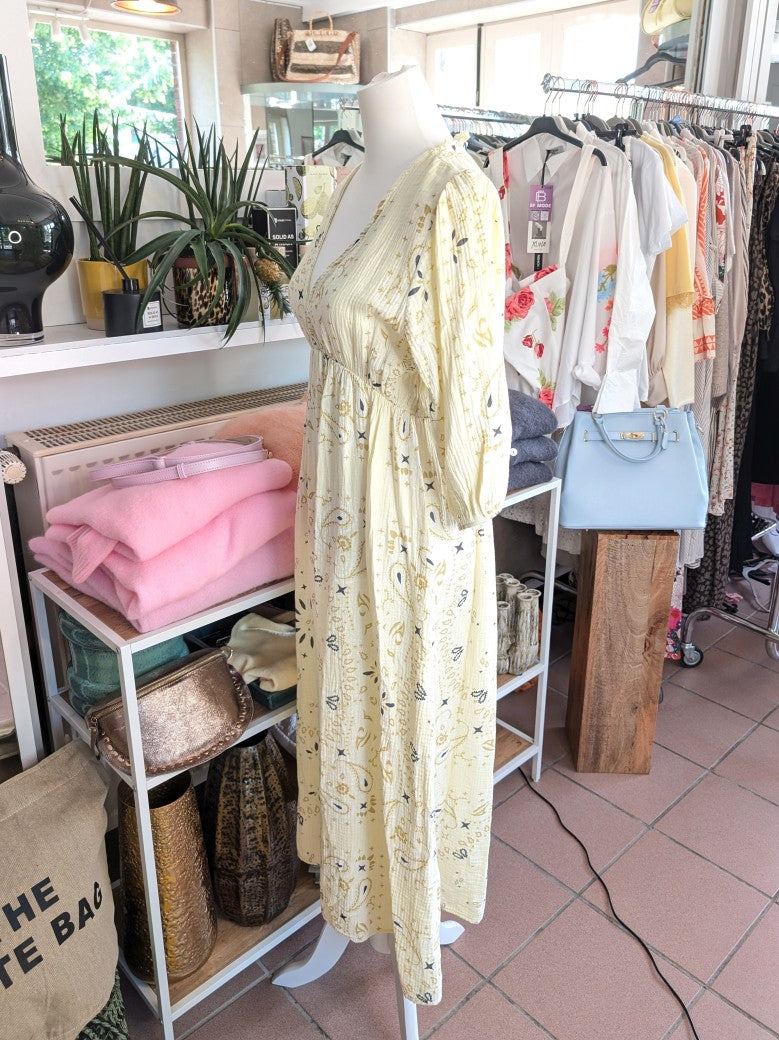 Bring' Farbe ins Leben mit unserem wunderschönen floralen Mousselin Maxi Kleid mit Kurzarm im Kujten Stil. Sehr schöne frische und feminine Note!