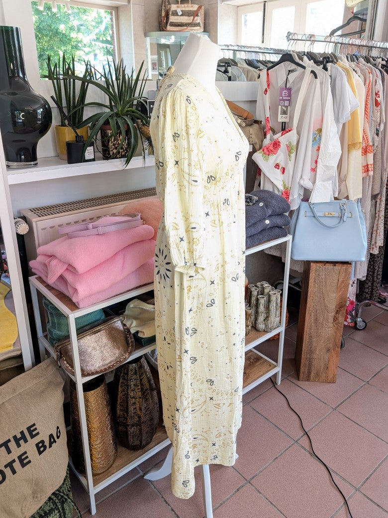 Bring' Farbe ins Leben mit unserem wunderschönen floralen Mousselin Maxi Kleid mit Kurzarm im Kujten Stil. Sehr schöne frische und feminine Note!