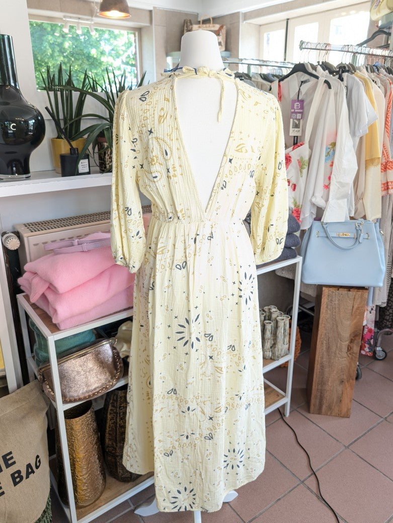 Bring' Farbe ins Leben mit unserem wunderschönen floralen Mousselin Maxi Kleid mit Kurzarm im Kujten Stil. Sehr schöne frische und feminine Note!