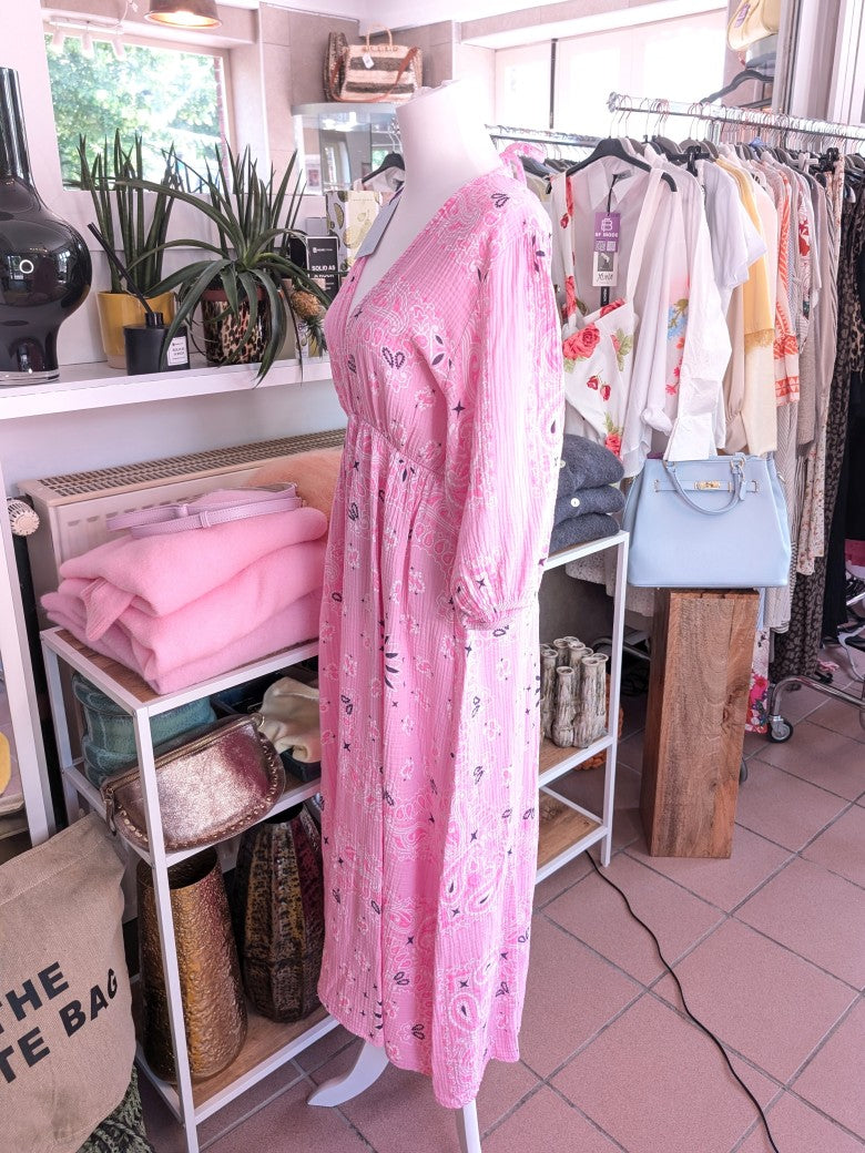 Bring' Farbe ins Leben mit unserem wunderschönen floralen Mousselin Maxi Kleid mit Kurzarm im Kujten Stil. Sehr schöne frische und feminine Note!