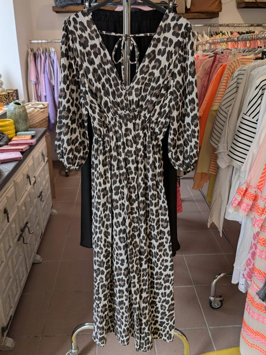 Dieses atemberaubende Maxi-Kleid in Leo-Print mit beigen, braunen und schwarzen Tönen verkörpert zeitlose Eleganz mit modernem Flair - unverwechselbarer Look!