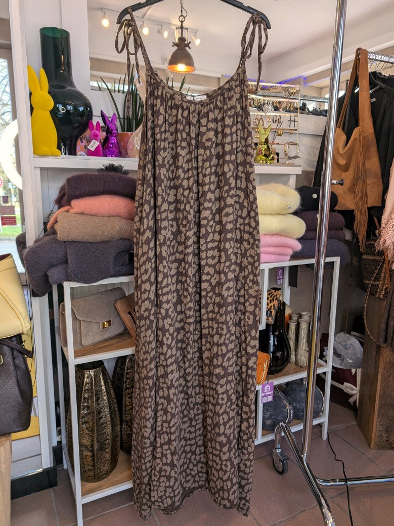 Elegantes Mousselin Maxikleid mit Leo-Muster in Farbkombination aus Coffee Braun und Khaki Beige mit verstellbaren Trägern – perfekt für jeden Anlass!