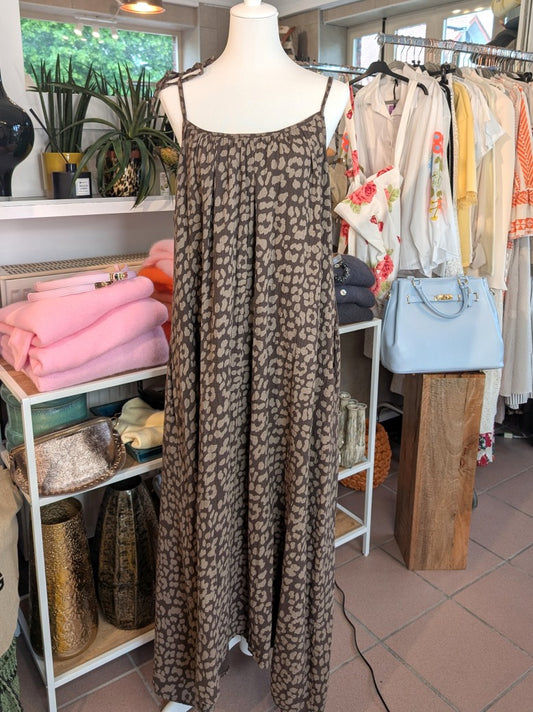 Elegantes Mousselin Maxikleid mit Leo-Muster in Farbkombination aus Coffee Braun und Taupe mit verstellbaren Trägern – perfekt für jeden Anlass!