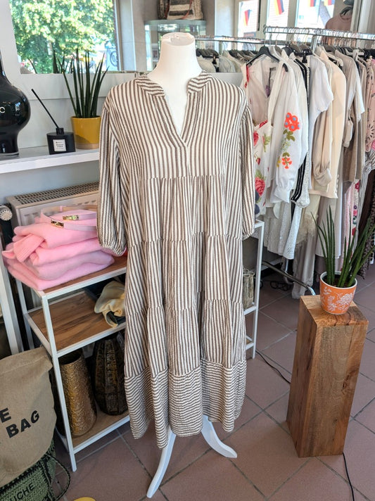 Bring' Farbe ins Spiel mit unserem wunderschönen Mousselin Maxi Kurzarm Kleid mit feinen Streifen in Coffee Braun Weiß. Absolutes Must-Have für den Kleiderschrank!