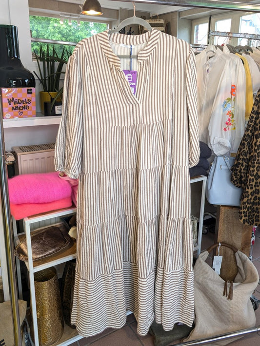 Bring' Farbe ins Spiel mit unserem wunderschönen Mousselin Maxi Kurzarm Kleid mit feinen Streifen in Coffee Braun Weiß. Absolutes Must-Have für den Kleiderschrank!