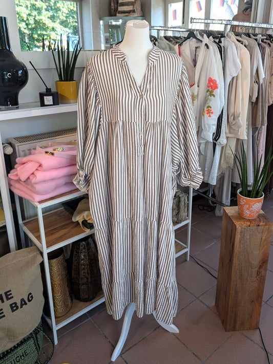 Bring' Farbe ins Spiel mit unserem wunderschönen Mousselin Maxi Kurzarm Kleid mit feinen Streifen in Coffee Braun Weiß. Absolutes Must-Have für den Kleiderschrank!
