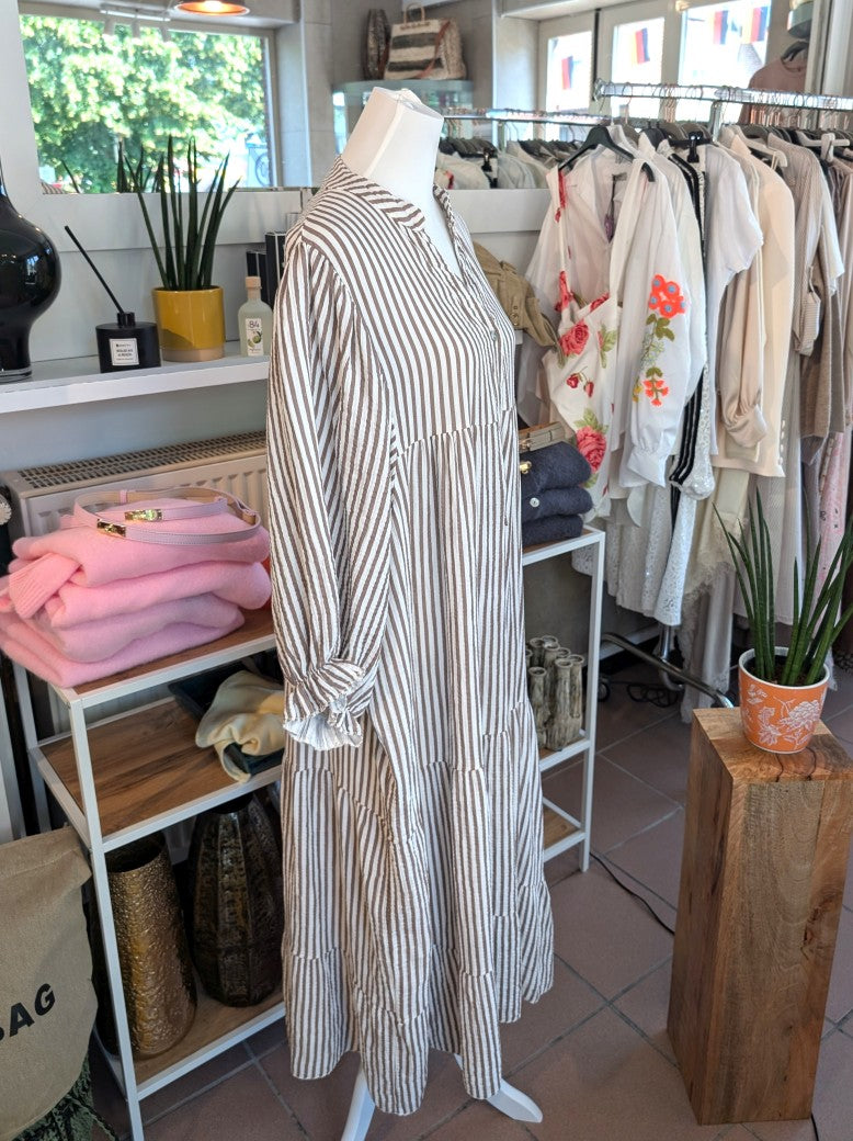 Bring' Farbe ins Spiel mit unserem wunderschönen Mousselin Maxi Kurzarm Kleid mit feinen Streifen in Coffee Braun Weiß. Absolutes Must-Have für den Kleiderschrank!