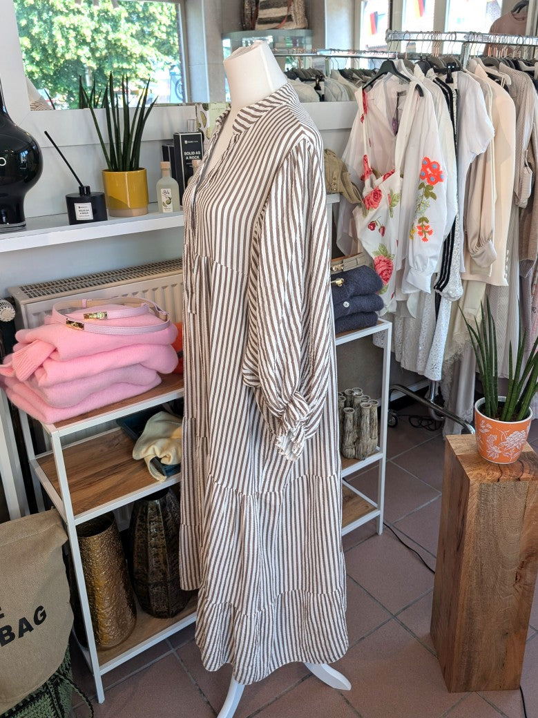 Bring' Farbe ins Spiel mit unserem wunderschönen Mousselin Maxi Kurzarm Kleid mit feinen Streifen in Coffee Braun Weiß. Absolutes Must-Have für den Kleiderschrank!