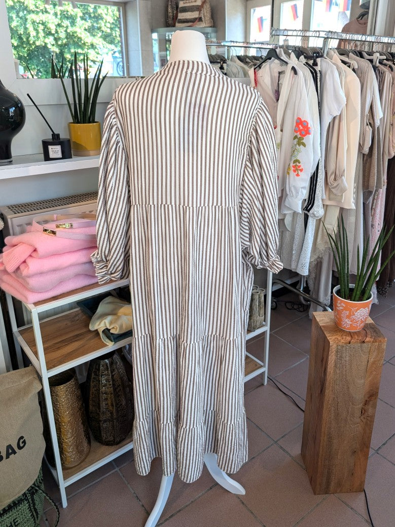 Bring' Farbe ins Spiel mit unserem wunderschönen Mousselin Maxi Kurzarm Kleid mit feinen Streifen in Coffee Braun Weiß. Absolutes Must-Have für den Kleiderschrank!