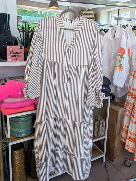 Bring' Farbe ins Spiel mit unserem wunderschönen Mousselin Maxi Kurzarm Kleid mit feinen Streifen in Coffee Braun Weiß. Absolutes Must-Have für den Kleiderschrank!