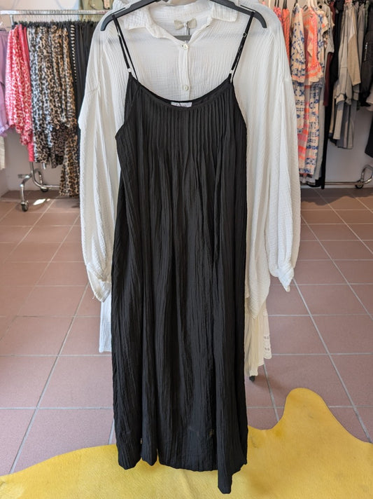 Das bezaubernde Maxi-Kleid von WIYA schmeichelt jeder Figur, während die zarten Träger und das elegante Schwarz für einen unwiderstehlichen Sommerlook sorgen!