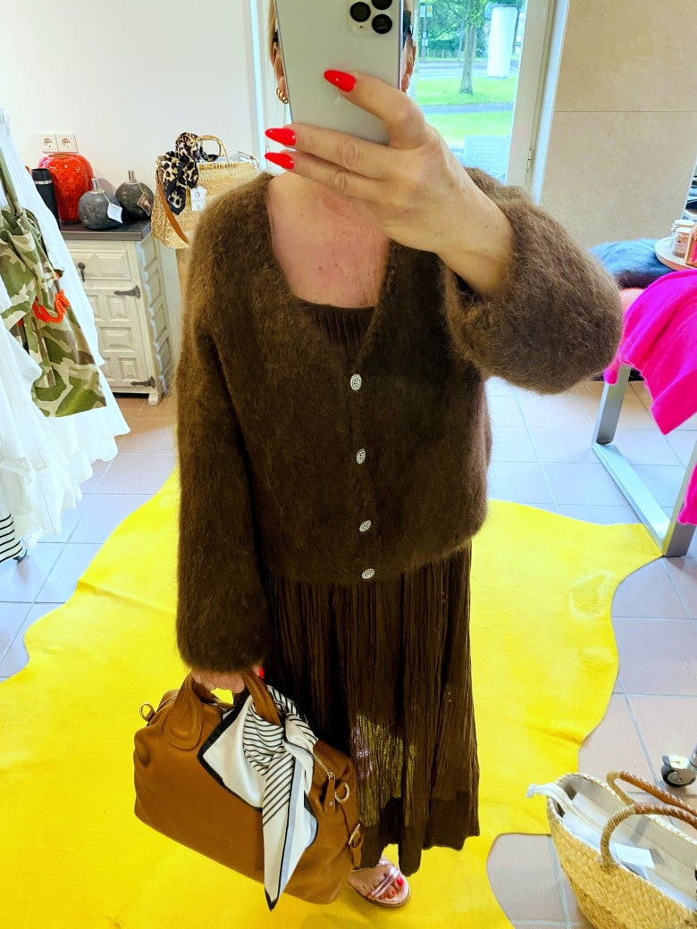 Das bezaubernde Maxi-Kleid von WIYA schmeichelt jeder Figur, während die zarten Träger und das femine Kaffeebraun für einen unwiderstehlichen Sommerlook sorgen!