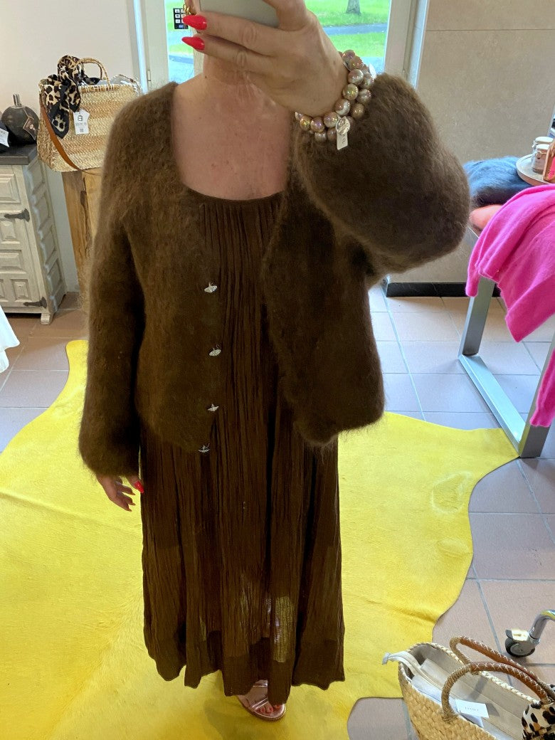 Das bezaubernde Maxi-Kleid von WIYA schmeichelt jeder Figur, während die zarten Träger und das femine Kaffeebraun für einen unwiderstehlichen Sommerlook sorgen!