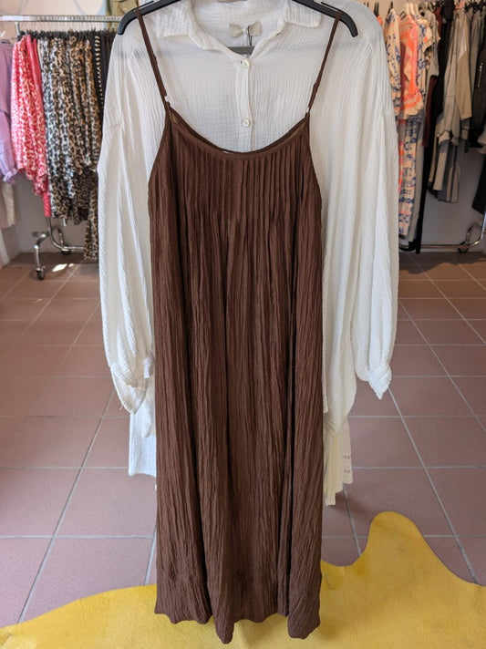 Das bezaubernde Maxi-Kleid von WIYA schmeichelt jeder Figur, während die zarten Träger und das femine Kaffeebraun für einen unwiderstehlichen Sommerlook sorgen!