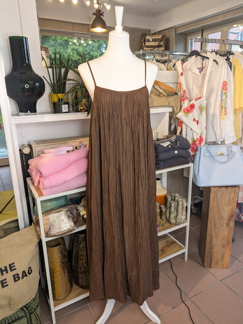 Das bezaubernde Maxi-Kleid von WIYA schmeichelt jeder Figur, während die zarten Träger und das femine Coffee Braun für einen unwiderstehlichen Sommerlook sorgen!