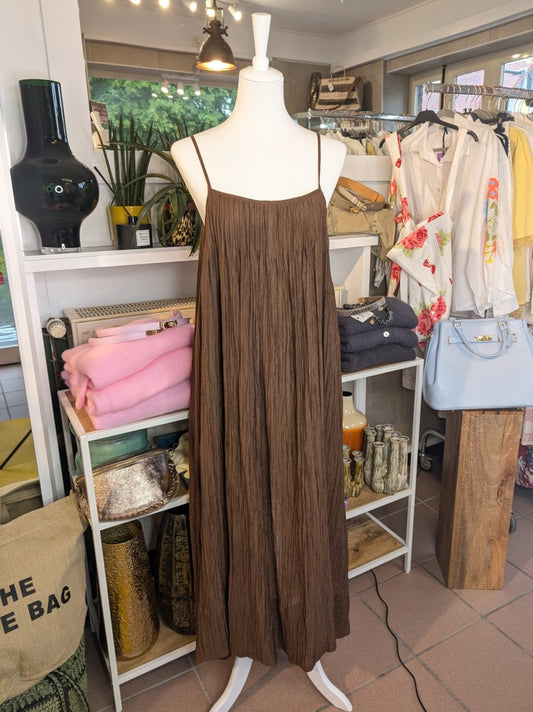 Das bezaubernde Maxi-Kleid von WIYA schmeichelt jeder Figur, während die zarten Träger und das femine Coffee Braun für einen unwiderstehlichen Sommerlook sorgen!