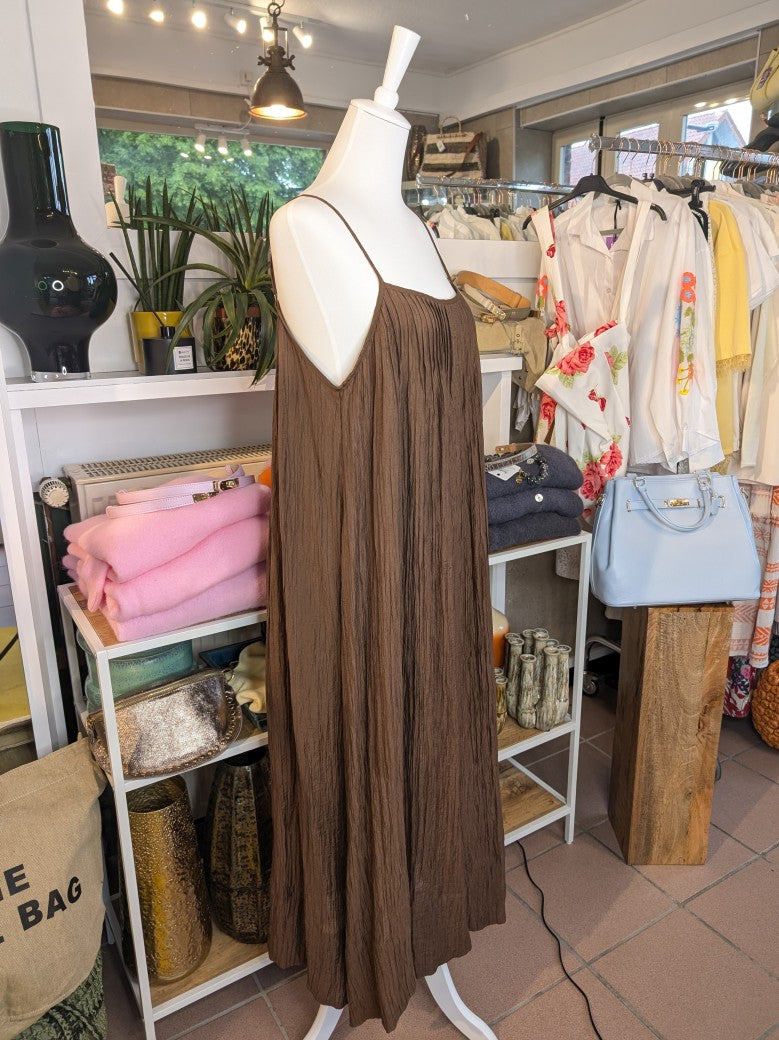 Das bezaubernde Maxi-Kleid von WIYA schmeichelt jeder Figur, während die zarten Träger und das femine Coffee Braun für einen unwiderstehlichen Sommerlook sorgen!