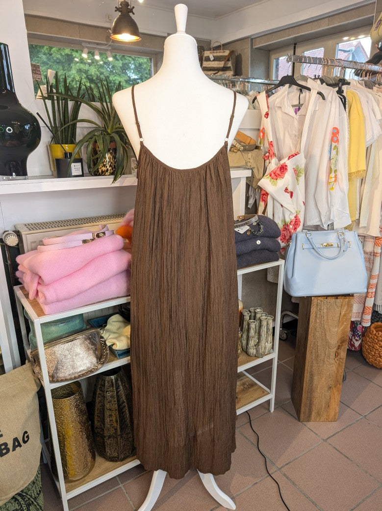 Das bezaubernde Maxi-Kleid von WIYA schmeichelt jeder Figur, während die zarten Träger und das femine Coffee Braun für einen unwiderstehlichen Sommerlook sorgen!