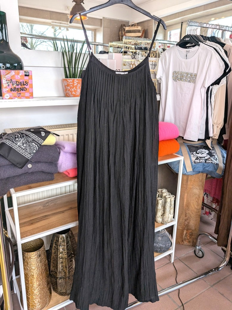 Das bezaubernde Maxi-Kleid von WIYA schmeichelt jeder Figur, während die zarten Träger und das elegante Schwarz für einen unwiderstehlichen Sommerlook sorgen!