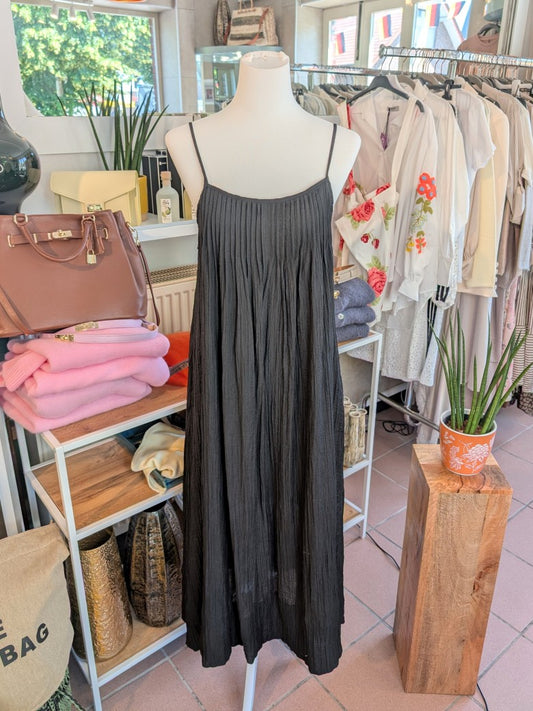 Das bezaubernde Maxi-Kleid von WIYA schmeichelt jeder Figur, während die zarten Träger und das elegante Schwarz für einen unwiderstehlichen Sommerlook sorgen!