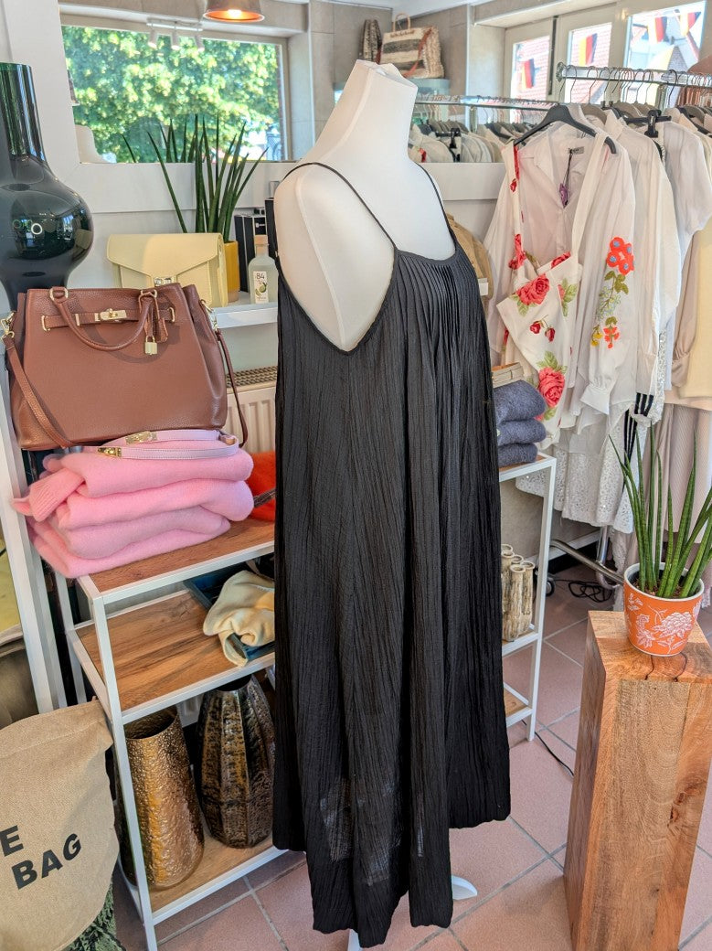 Das bezaubernde Maxi-Kleid von WIYA schmeichelt jeder Figur, während die zarten Träger und das elegante Schwarz für einen unwiderstehlichen Sommerlook sorgen!