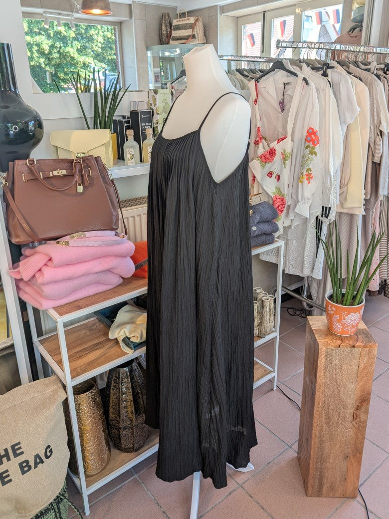 Das bezaubernde Maxi-Kleid von WIYA schmeichelt jeder Figur, während die zarten Träger und das elegante Schwarz für einen unwiderstehlichen Sommerlook sorgen!