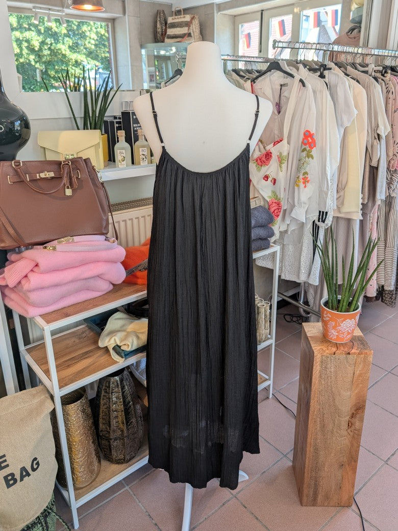 Das bezaubernde Maxi-Kleid von WIYA schmeichelt jeder Figur, während die zarten Träger und das elegante Schwarz für einen unwiderstehlichen Sommerlook sorgen!