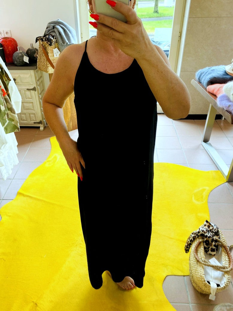 Dieses elegante schwarze Maxi Trägerkleid besticht durch seinen zeitlosen Stil und höchsten Tragekomfort - ein unverzichtbaren Begleiter für zahlreiche Anlässe!