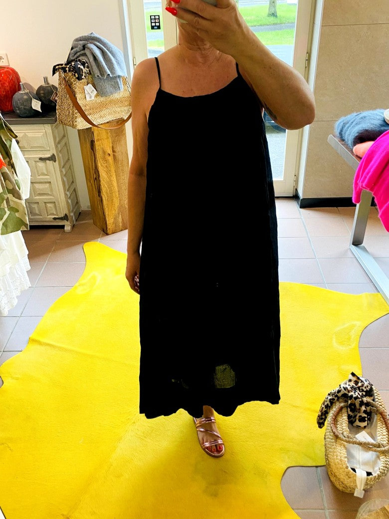 Dieses elegante schwarze Maxi Trägerkleid besticht durch seinen zeitlosen Stil und höchsten Tragekomfort - ein unverzichtbaren Begleiter für zahlreiche Anlässe!