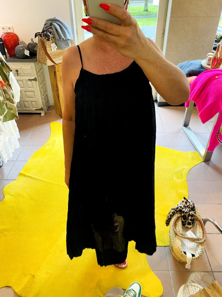 Dieses elegante schwarze Maxi Trägerkleid besticht durch seinen zeitlosen Stil und höchsten Tragekomfort - ein unverzichtbaren Begleiter für zahlreiche Anlässe!