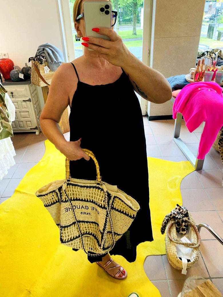 Dieses elegante schwarze Maxi Trägerkleid besticht durch seinen zeitlosen Stil und höchsten Tragekomfort - ein unverzichtbaren Begleiter für zahlreiche Anlässe!
