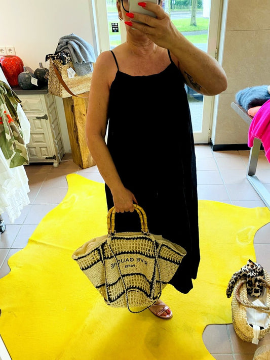 Dieses elegante schwarze Maxi Trägerkleid besticht durch seinen zeitlosen Stil und höchsten Tragekomfort - ein unverzichtbaren Begleiter für zahlreiche Anlässe!