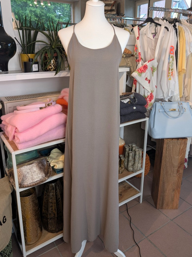 Dieses elegante Maxi Trägerkleid in Taupe besticht durch seinen zeitlosen Stil und höchsten Tragekomfort - ein unverzichtbaren Begleiter für zahlreiche Anlässe!