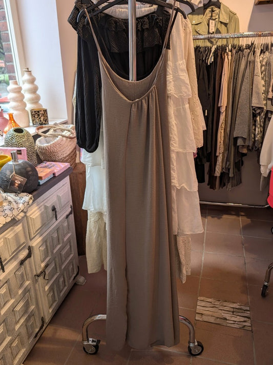 Dieses elegante Maxi Trägerkleid in Taupe besticht durch seinen zeitlosen Stil und höchsten Tragekomfort - ein unverzichtbaren Begleiter für zahlreiche Anlässe!