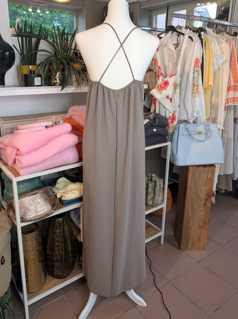 Dieses elegante Maxi Trägerkleid in Taupe besticht durch seinen zeitlosen Stil und höchsten Tragekomfort - ein unverzichtbaren Begleiter für zahlreiche Anlässe!
