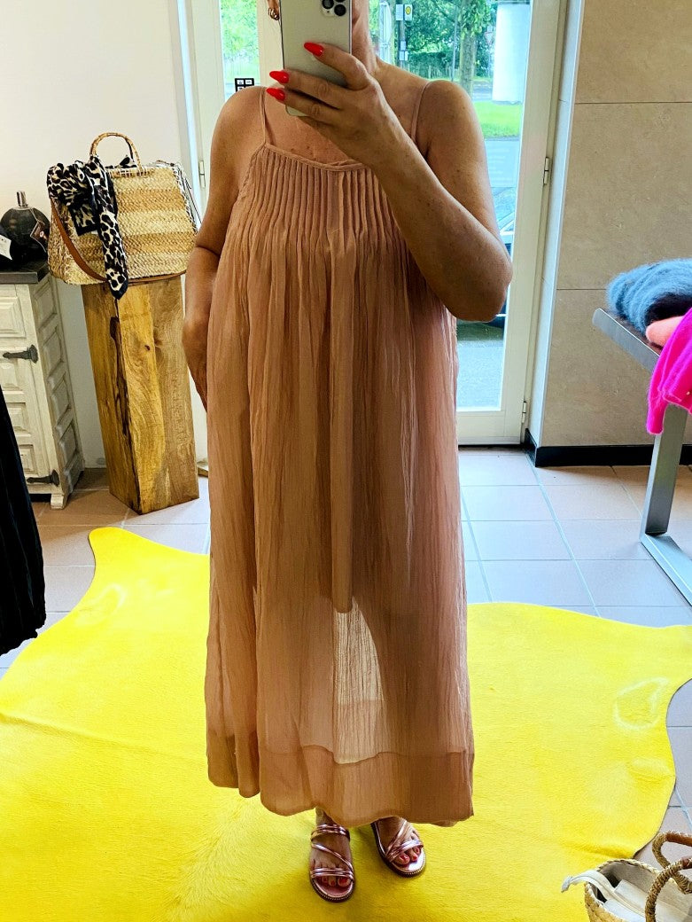 Das bezaubernde Maxi-Kleid von WIYA schmeichelt jeder Figur, während die zarten Träger und die feminine rosa Farbe für einen unwiderstehlichen Sommerlook sorgen!