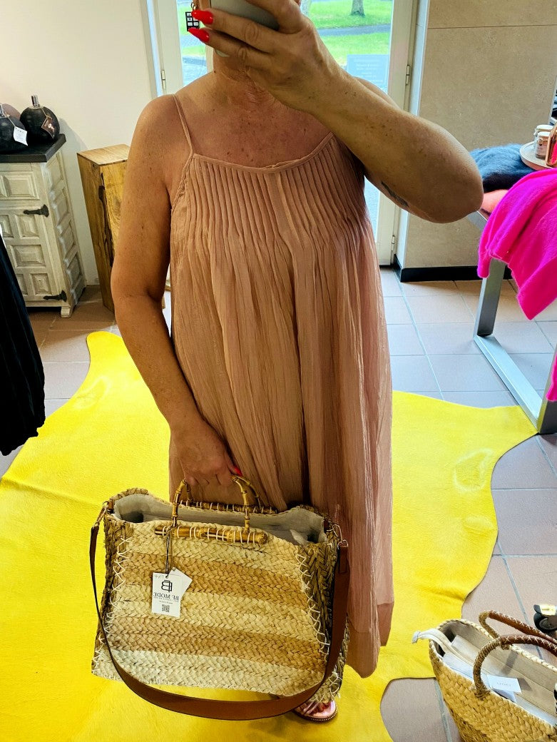 Das bezaubernde Maxi-Kleid von WIYA schmeichelt jeder Figur, während die zarten Träger und die feminine rosa Farbe für einen unwiderstehlichen Sommerlook sorgen!