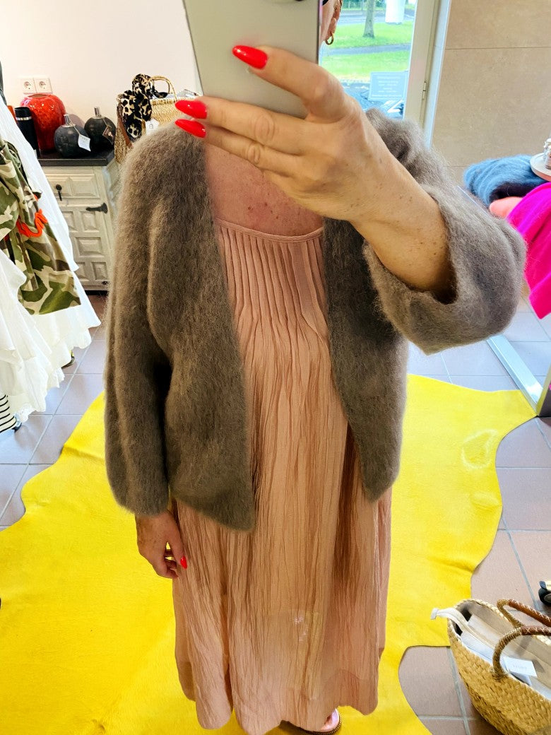 Das bezaubernde Maxi-Kleid von WIYA schmeichelt jeder Figur, während die zarten Träger und die feminine rosa Farbe für einen unwiderstehlichen Sommerlook sorgen!