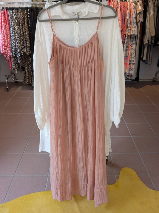 Das bezaubernde Maxi-Kleid von WIYA schmeichelt jeder Figur, während die zarten Träger und die feminine rosa Farbe für einen unwiderstehlichen Sommerlook sorgen!