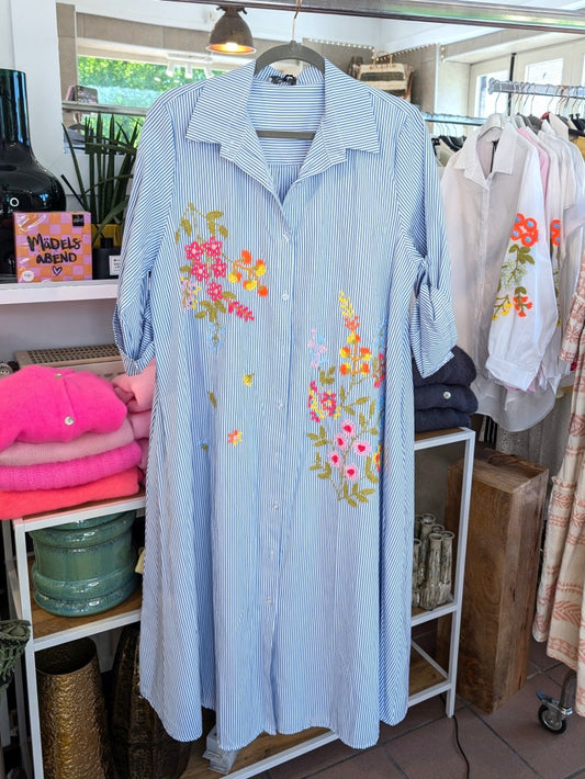Das elegante 3/4-Arm Maxikleid mit klassischen Streifen und verspieltem Flock Blumenmuster in lebendigen Neonabtönungen schafft einen frischen, ausdrucksstarken Look!