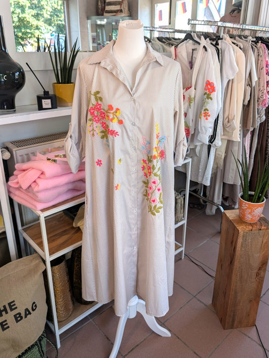 Das elegante 3/4-Arm Maxikleid mit klassischen Streifen und verspieltem Flock Blumenmuster in lebendigen Neonabtönungen schafft einen frischen, ausdrucksstarken Look!